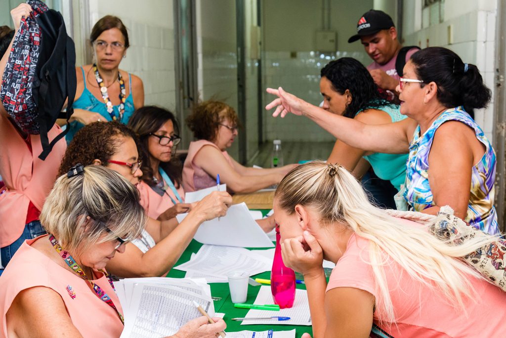 INCAvoluntário distribui material escolar a pacientes