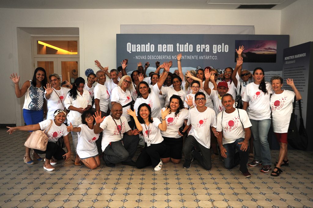 Pacientes e acompanhantes visitam o Museu Casa da Moeda