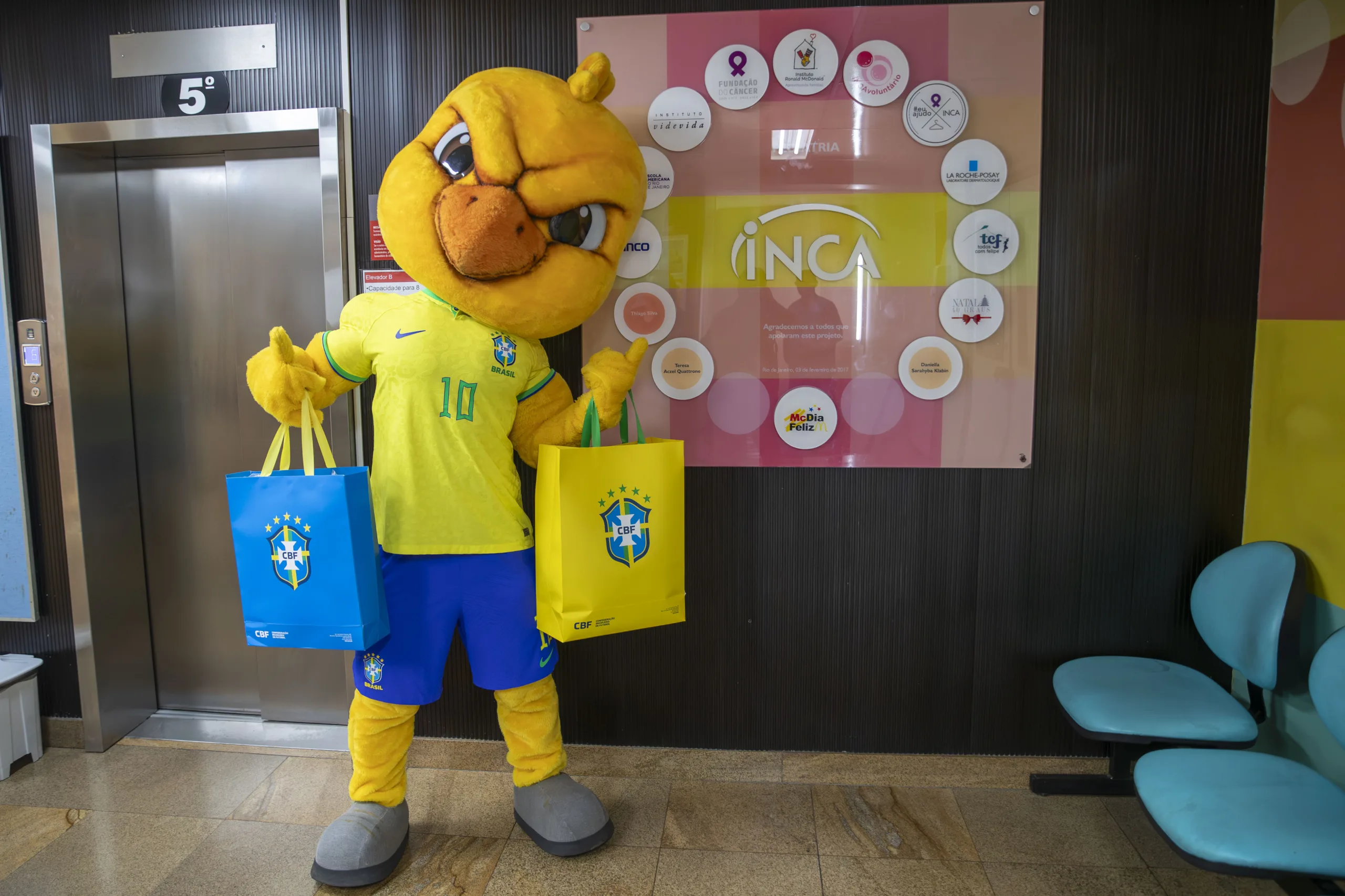 Canarinho visita crianças e adolescentes no INCA
