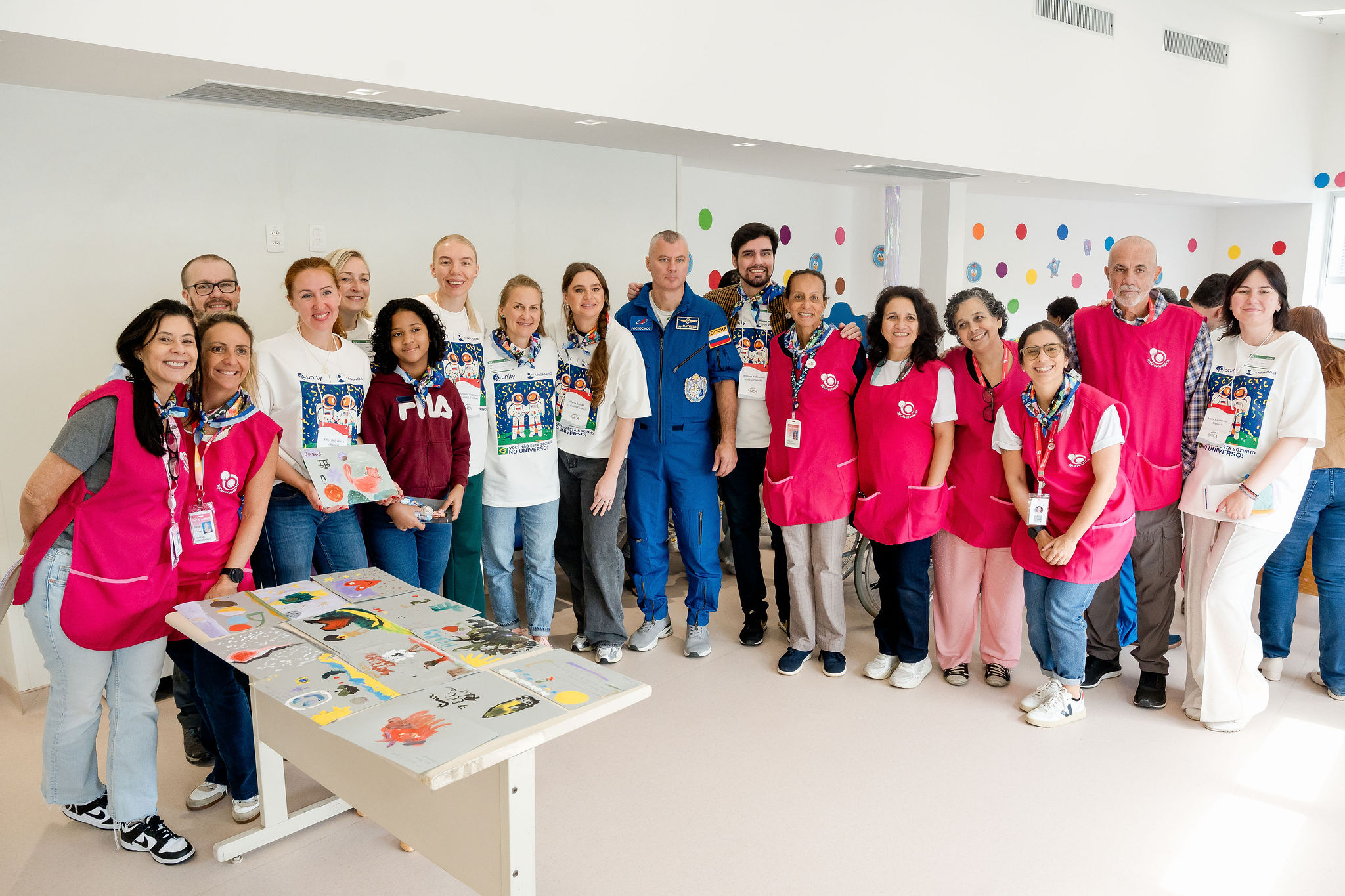 crianças em tratamento oncologico no INCA recebem visita de astronautas