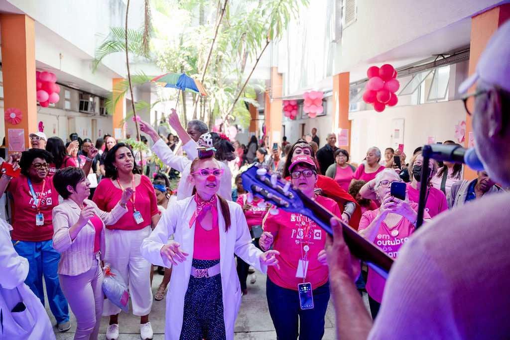 RIT07094 Outubro Rosa no INCAvoluntário enaltece autoestima